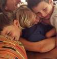 Gisele posta foto abraçada com os filhos e o enteado  Foto: @giseleofficial/Instagram / Reprodução
