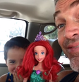 Pai mostra a boneca que o filho escolheu na loja de brinquedos   Foto: Reprodução