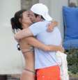Casal Bradley Cooper e sua namorada, a modelo Irina Shayk, troca carícias à beira da piscina em hotel da ilha de Capri, na Itália  Foto: The Grosby Group