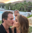 George Clooney (atrás) atrapalha selfie romântica da supermodelo Cindy Crawford e de seu marido, Rande Gerber  Foto: @cindycrawford / Instagram/Reprodução