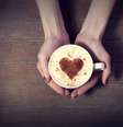 Ingestão de café com açúcar deixa a boca ácida e desmineraliza os dentes, o que pode causar cárie  Foto: Masson / Shutterstock