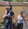 Ben Affleck carrega o filho Samuel durante passeio; família estava acompanhada de nova babá  Foto: The Grosby Group