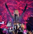 Rita Ora cobre seios com estrelinhas adesivas em show de Los Angeles, na noite desta quarta-feira (26)  Foto: Kevin Winter / Getty Images