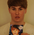 Toby Sheldon segura capa de um CD de Justin Bieber para mostrar a suposta semelhança entre eles  Foto: @tobysheldon / Instagram/Reprodução