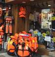 Comerciantes de Izmir, na costa da Turquia, encontraram um novo nicho de mercado: a venda de coletes para imigrantes ilegais que tentam alcançar a Grécia pelo mar  Foto: Divulgação/BBC Brasil