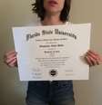 Stephanie Ritter está vendendo seu diploma e "experiência universitária" em site de compras  Foto: eBay / Reprodução
