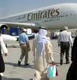 Em algumas aeronaves A380 dos voos ultralongos da Emirates há suítes privativas com banheiros  Foto: Divulgação/BBC Brasil