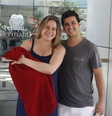 Fernanda Gentil segura o filho, Gabriel, ao lado do marido, Matheus Braga, ao deixarem a maternidade, no Rio de Janeiro, neste domingo (30)   Foto: Delson Silva / AgNews