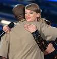 Kanye West recebeu o prêmio Michael Jackson Video Vanguard de Taylor Swift, mostrando que as mágoas foram deixadas para trás  Foto: Kevork Djansezian / Getty Images