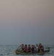 Travessia é feita em botes, de forma precária, e muitos precisam ser resgatados  Foto: Getty