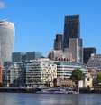 O prédio londrino apelidado de "Walkie Talkie" (à esq.) por causa do seu formato incomum foi o vencedor da Carbuncle Cup  Foto: BBC News Brasil