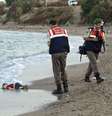 Policiais turcos fotografam o corpo do sírio Aylan Kurdi, de três anos, que morreu afogado após o naufrágio de uma embarcação de refugiados  Foto: DOGAN NEWS AGENCY / EFE