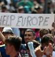 Homem exibe cartaz com a frase 'Ajude, Europa' enquanto centenas de refugiados e imigrantes esperavam permissão para embarcar em trens em Budapeste  Foto: AFP