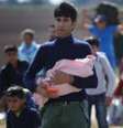 Da Hungria, refugiados como o grupo da foto vão até a Áustria e, depois, seguem para a Alemanha  Foto:  Christopher Furlong/Getty Images)