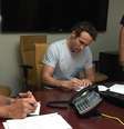 Macelinho Marcelinho Huertas no momento da assinatura do contrato com o Los Angeles Lakers.  Foto: Reprodução