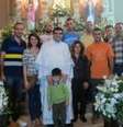Padre George Massis ao lado de refugiados sírios na Igreja Sagrado Coração de Jesus, em Belo Horizonte; religioso se tornou referência para conterrâneos em fuga da guerra  Foto: Divulgação/BBC Brasil