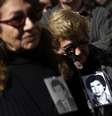Mulheres com fotos de desaparecidos assistem a um ato em homenagem às vítimas do Golpe de Estado de 1973.  Foto: EFE