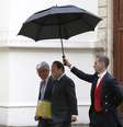 Presidente da França, Francois Hollande, ao centro da imagem  Foto: EFE