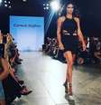 Com vestido curto e vazado, Adriana Lima participa da estreia da marca brasileira Carmen Steffens em Nova York  Foto: @carmenssteffens / Instagram / Reprodução
