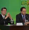 Ministros da Fazenda, Joaquim Levy, e do Planejamento, Nelson Barbosa durante coletiva  Foto: Agência Brasil