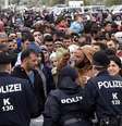 Refugiados conversam com policiais na Áustria  Foto: EFE