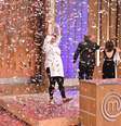 Izabel se emociona ao levantar o troféu de primeiro lugar do MasterChef Brasil  Foto: Carol Gherardi / Band