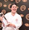 Izabel exibe troféu do MasterChef   Foto: Carol Gherardi / Band