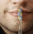 Escovar os dentes três vezes por dia e ir ao dentista regularmente podem garantir uma vida sem cárie  Foto: Jaromir Chalabala / Shutterstock