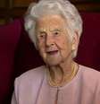Centenária recebeu o 10º cartão da rainha Elizabeth 2ª  Foto: BBC News Brasil