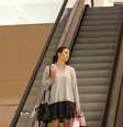 Bruna Marquezine veste look bem jovem e ideal para seus 20 anos. O visual composto por saia curta com moletom e tênis é prático, confortável e despojado. Bela opção.  Foto: Fabio Moreno / AgNews