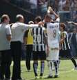 Em lance de pênalti, o árbitro Flavio Rodrigues Guerra, que não viu o lance, acabou expulsando o zagueiro do Santos que estava fora da disputa  Foto: Friedemann Vogel / Getty Images 