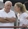 Amancio Ortega conversa com a filha, Marta Ortega Perez, que ele vem preparando há anos para sucedê-lo à frente do grupo Inditex  Foto: Pascal Le Segretain / Getty Images