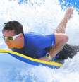 Pegar onda na praia é de graça... e também em navios. Nove embarcações da frota da Royal Caribbean International contam com o FlowRider, simulador de surf que pode ser usado pelos hóspedes sem cobrança de taxa extra  Foto: Royal Caribbean International/Divulgação