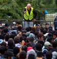 Voluntário dá instruções a migrantes que esperam para cruzar a fronteira entre a Croácia e Sérvia.  Foto: Getty Images
