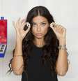 A top Adriana Lima acompanhando cada detalhe de sua futura estátua de cera  Foto: PRNewsFoto/Madame Tussauds New York