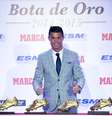 Cristiano Ronaldo recebe a quarta "chuteira de ouro", prêmio para o artilheiro da temporada europeia  Foto: Gonzalo Arroyo Moreno / Getty Images
