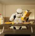 O fotógrafo espanhol Jorge Pérez Higuera começou em 2012 um projeto curioso: a série 'The Other Side', que flagra o cotidiano imaginário de ninguém menos que os 'stormtroopers', os soldados que estão na base das tropas do Império no universo da saga 'Star Wars'. Nada de armas com lasers ou batalhas contra rebeldes, mas atividades mundanas como tomar o café da manhã.  Foto: Jorge Pérez Higuera/www.perezhiguera.com