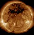 14 de outubro - A Nasa divulgou hoje uma foto que mostra a área escura na parte superior do sol, que é um buraco coronal, uma região onde o campo magnético do astro está aberto para o espaço interplanetário.  Foto: Nasa