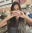 Laís Ribeiro postou no Instagram uma foto comendo pão com mortadela  Foto: @laisribeiro / Instagram