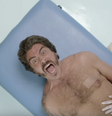 Xuxa arranca pelos de Junno Andrade em comercial  Foto: Youtube / Reprodução