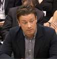 Jamie Oliver passou a cobrar taxa sobre refrigerantes e outras bebidas com açúcar em seus restaurantes  Foto: BBC