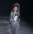 Uma aposta em looks metalizados em desfile no 2º dia do SPFW   Foto: Leonardo Benassatto / FuturaPress