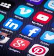 Para 77% dos brasileiros, o relacionamento direto com varejo por meio das redes sociais tem influência na decisão de compra  Foto: Twin Design/Shutterstock
