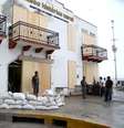 Habitantes da zona turística de Puerto Vallarta, no estado de Jalisco, protegem suas casas e comércios antes da chegada do furacão  Foto: EFE