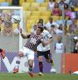 Vinicius, do Fluminense, e o chileno Christián Vilches, do Atlético-PR, durante partida válida pela 32ª rodada do Campeonato Brasileiro.  Foto: Alexandre Loureiro/Inovafoto/Gazeta Press