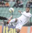 Atletas de Santos e Figueirense disputam bola em partida válida pela 32ª rodada do Campeonato Brasileiro.  Foto: Eduardo Valente/Gazeta Press