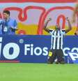 Sassá comemora um de seus três gols contra o Náutico.  Foto: Aldo Carneiro Costa/Gazeta Press