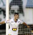 O uruguaio Arrascaeta, jogador do Cruzeiro, comemora seu gol durante partida contra o Goiás  Foto: Adalberto Marques/Agif/Gazeta Press