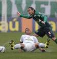 Apodi, jogador da Chapecoense, e Rômulo, do Avaí, durante disputa de bola.  Foto: Marcio Cunha/Mafalda Press/Gazeta Press