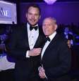 Ator Chris Pratt, astro de Jurassic World, e o produtor Frank Marshall  Foto: Getty Images